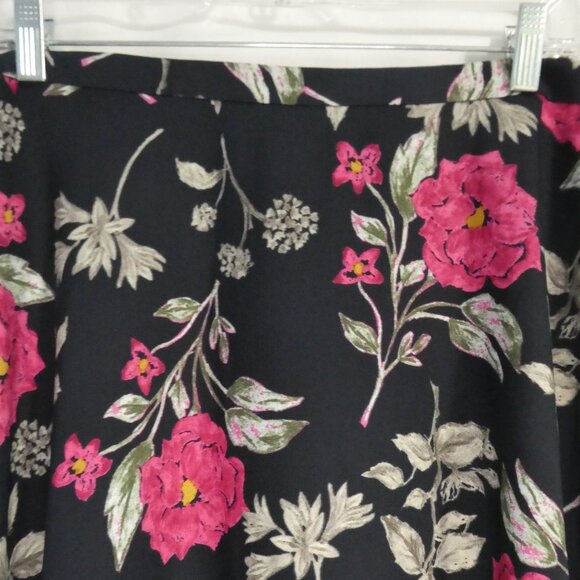 VAN HEUSSEN | size 12 | Black Floral Skirt | Zip - Hook and Eye Back Closure - Picture 4 of 15